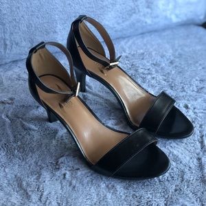 Aerosoles black laminate ankle strap heels